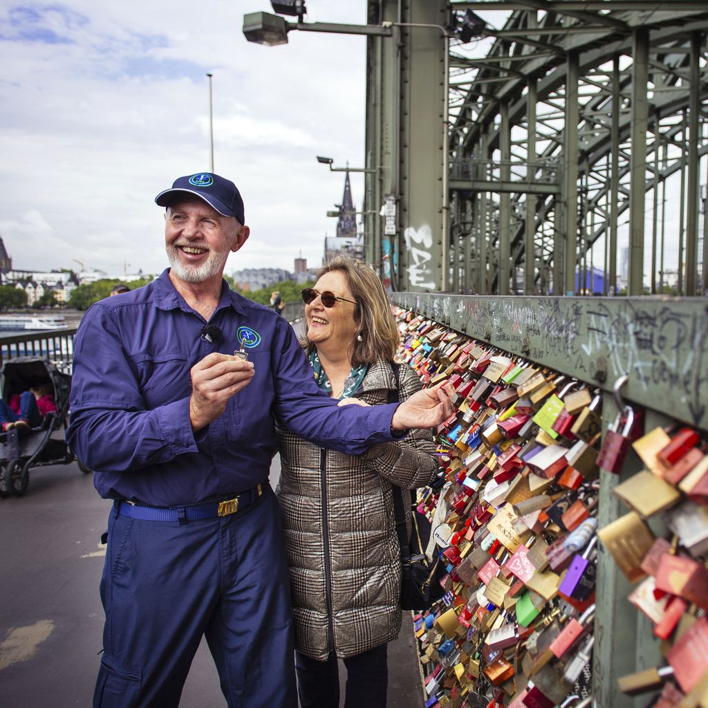 Bob und seine Frau Annette auf der Hohenzollernbrücke in Köln