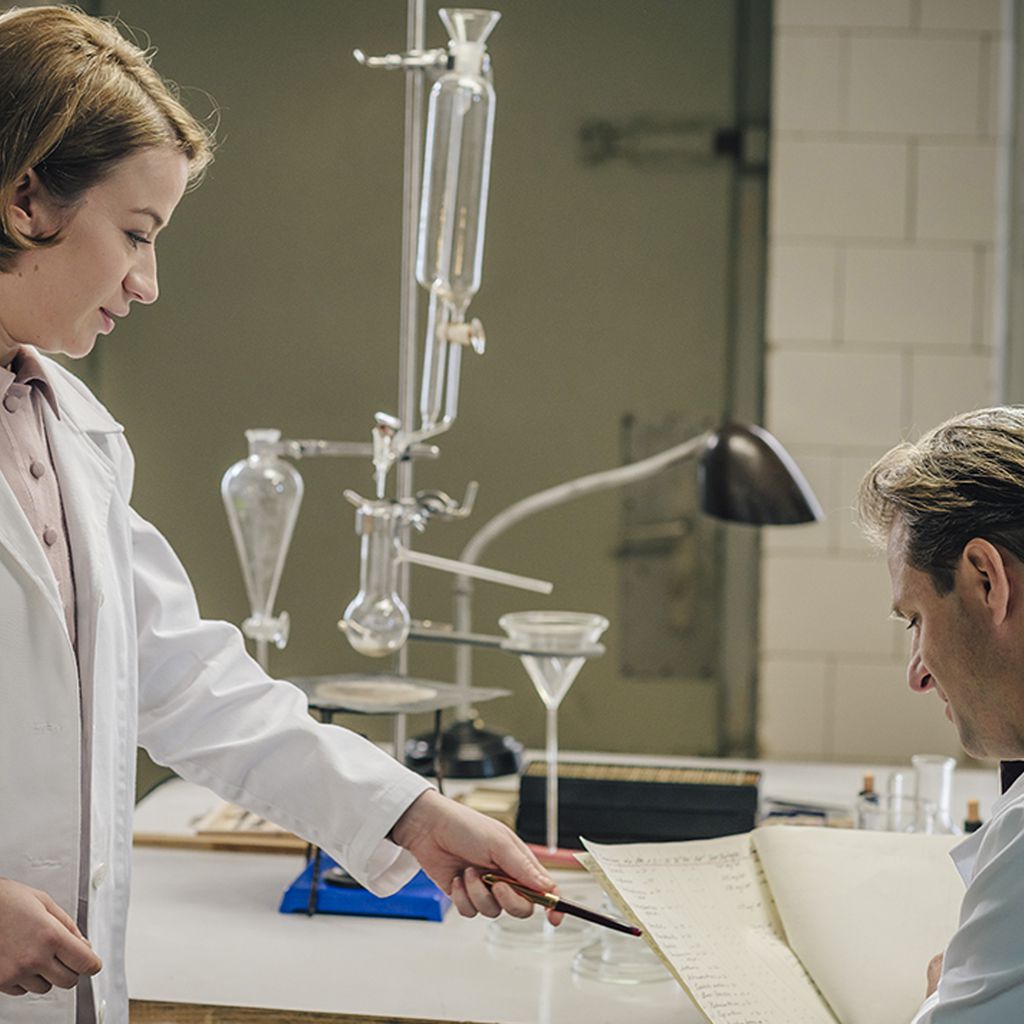 Dr. Ella Wendt (Nina Gummich) und Prof. Dr. Prokop (Philipp Hochmair) in "Charité"