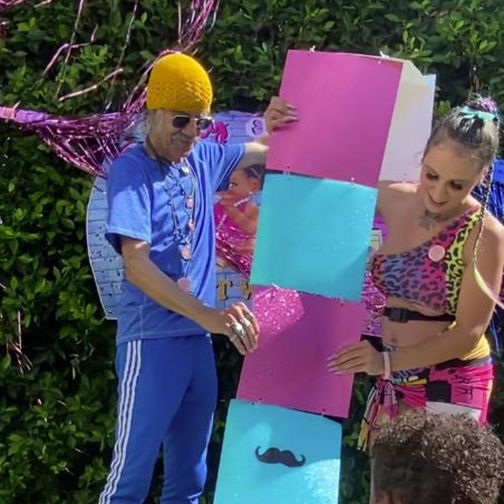 Jhené Aikos Vater Dr. Karamo Chilombo und seine Partnerin auf ihrer Gender-Reveal-Party