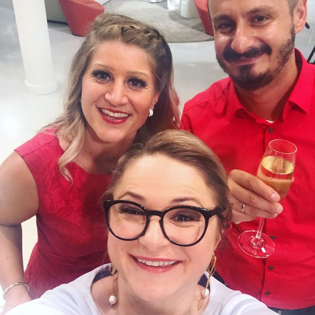 Dr. Sandra Köhldorfer mit dem "Hochzeit auf den ersten Blick"-Paar Samantha und Serkan