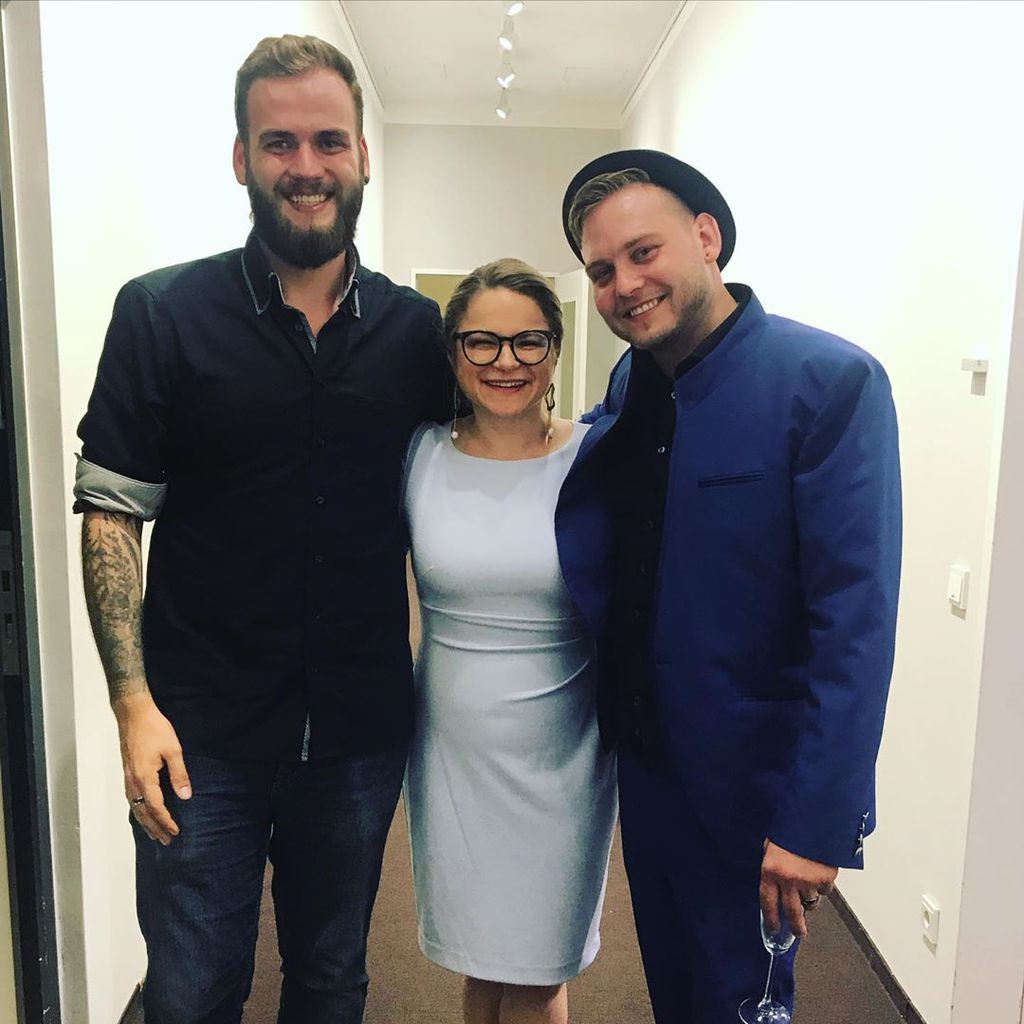 Dr. Sandra Köhldorfer mit den "Hochzeit auf den ersten Blick"-Teilnehmern Marc und Marcel