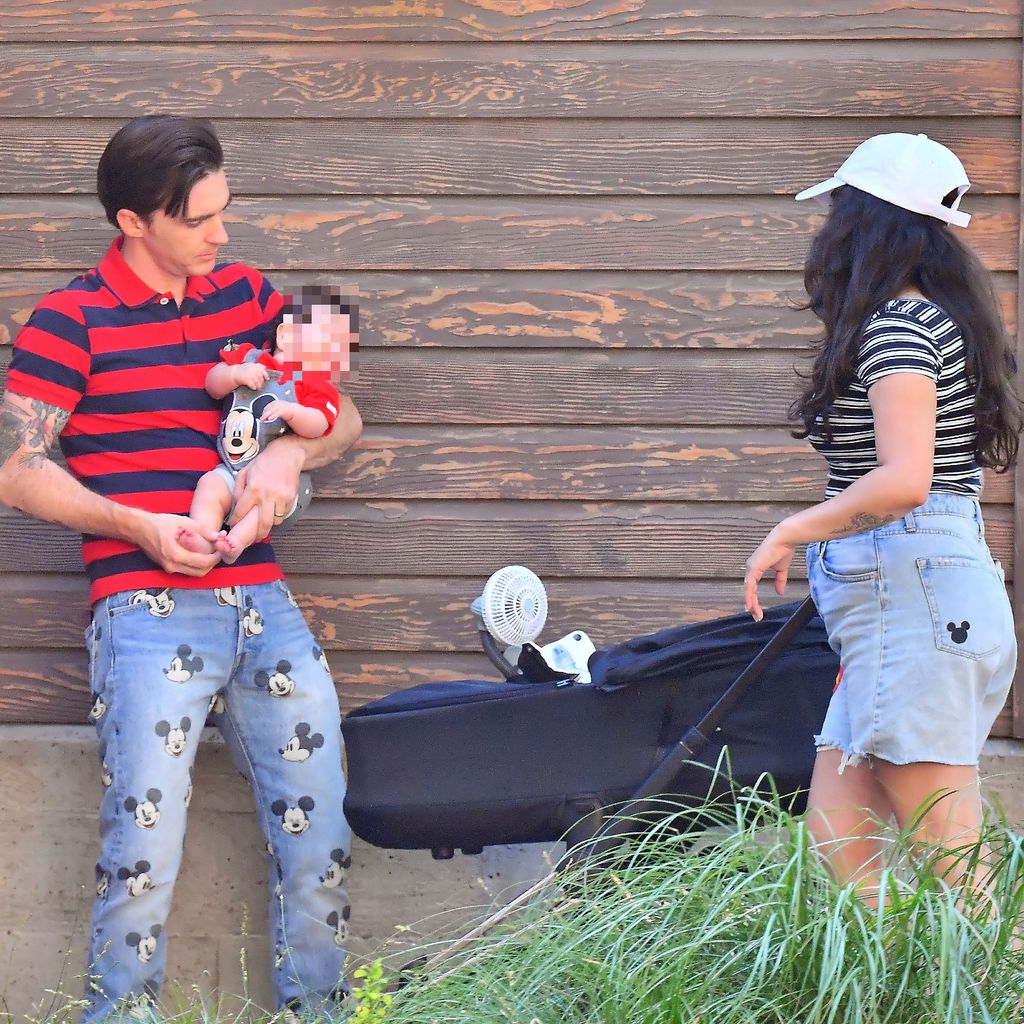 Drake Bell mit einer Unbekannten und einem Baby im Disneyland, 2021