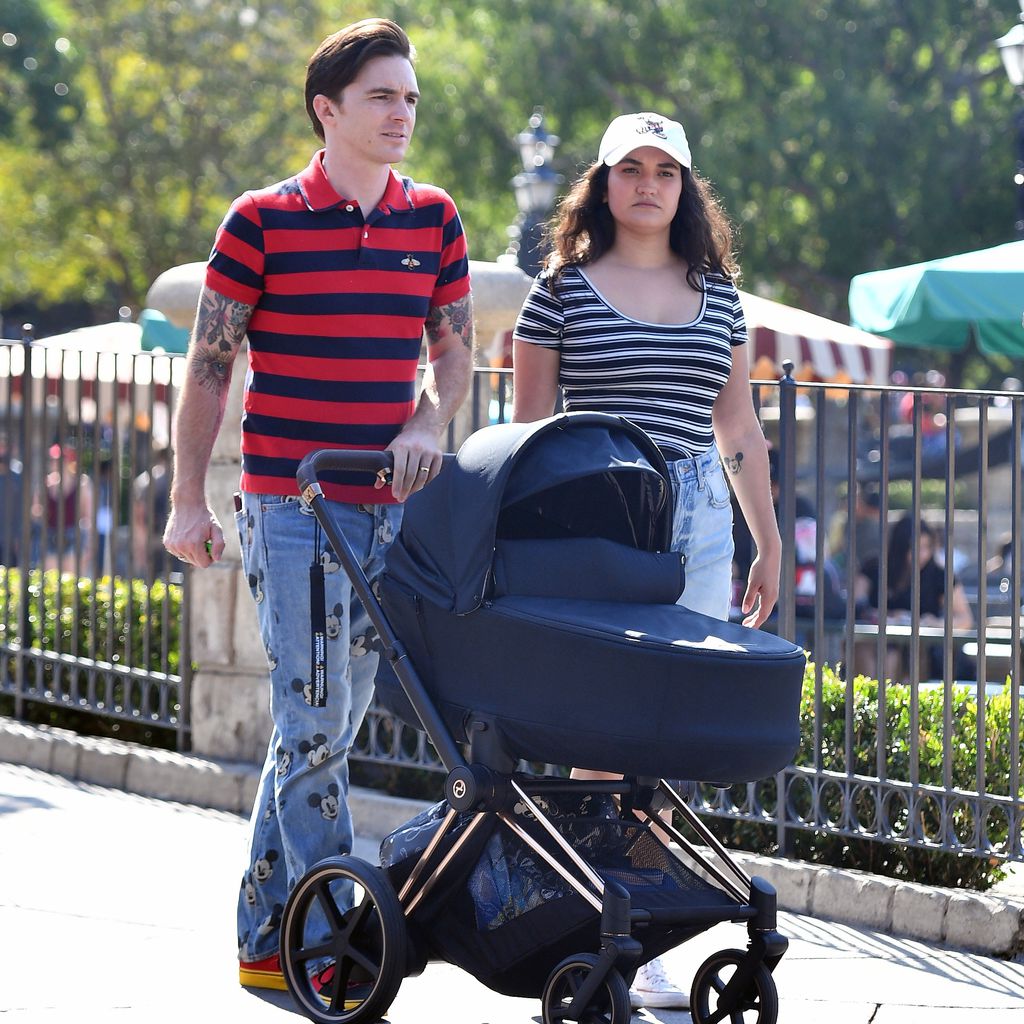 Drake Bell mit seiner Frau und seinem Sohn im Disneyland im Juni 2021