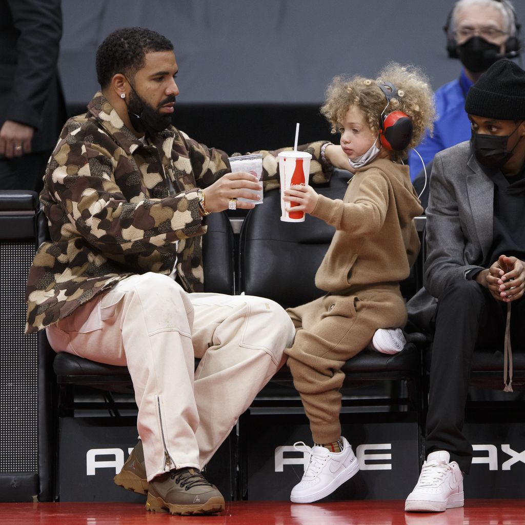 Drake mit seinem Sohn Adonis im Februar 2022