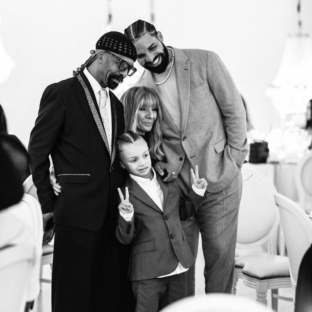 Drake (r.) mit Söhnchen Adonis und seinen Eltern