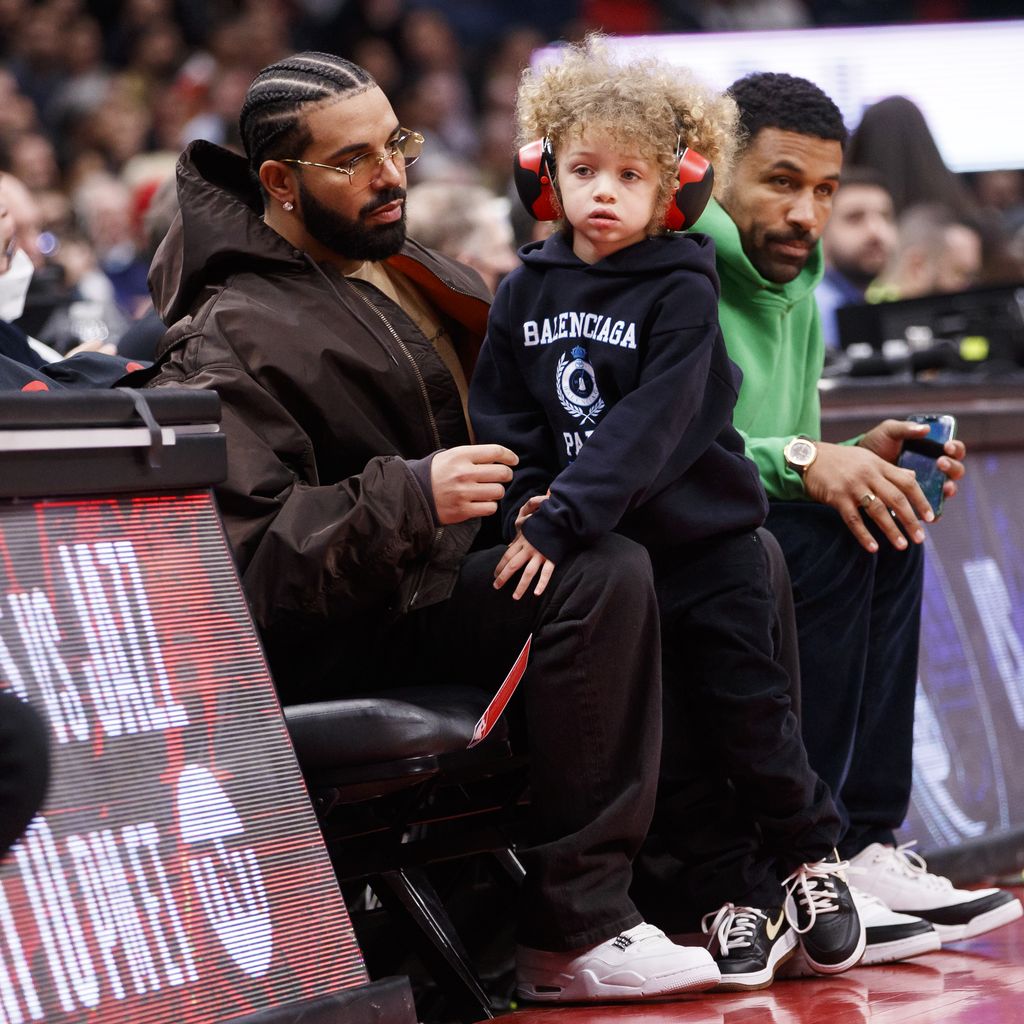 Rapper Drake mit seinem Sohn Adonis bei einem Basketballspiel in Toronto