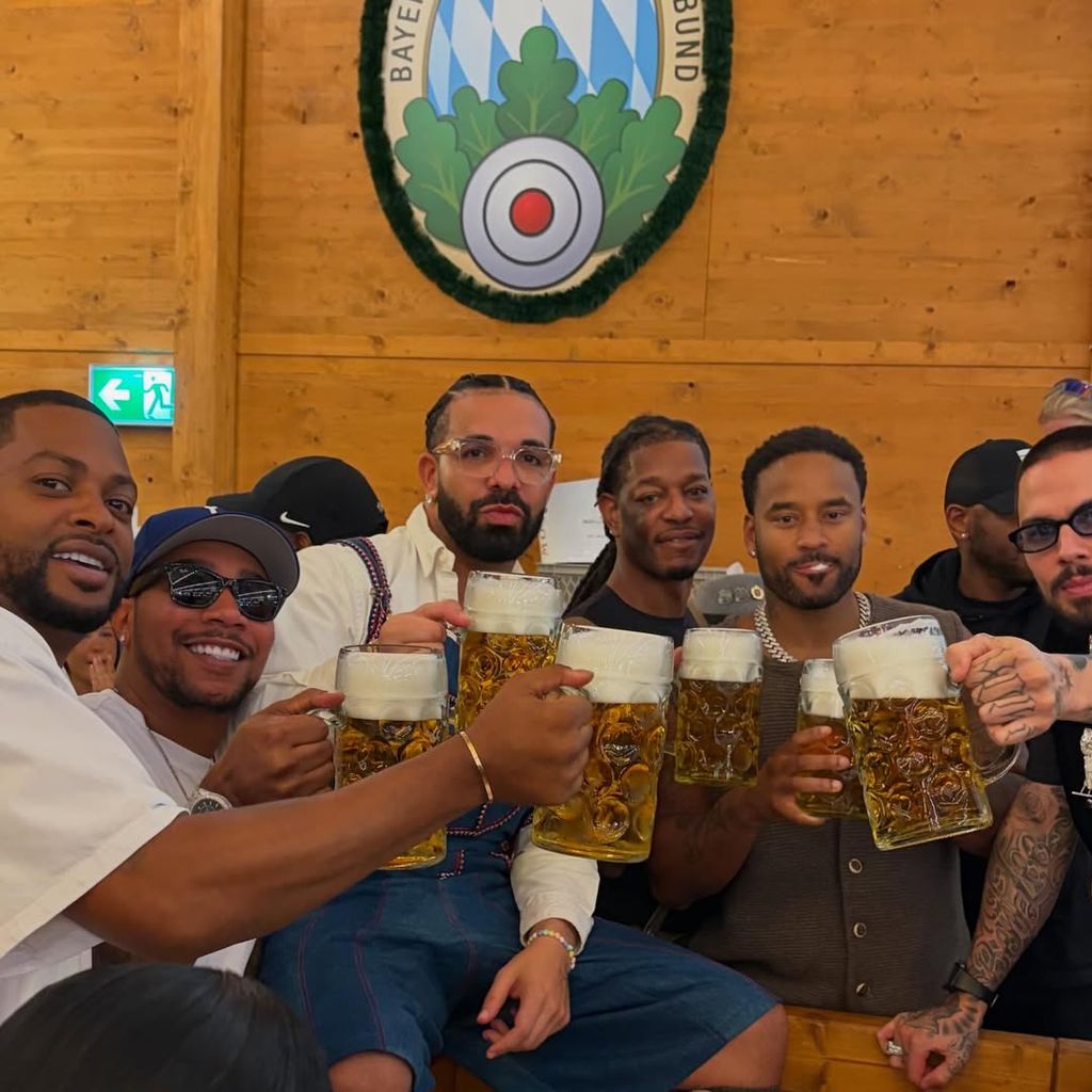 Drake stößt mit Freunden auf dem Oktoberfest 2025 an
