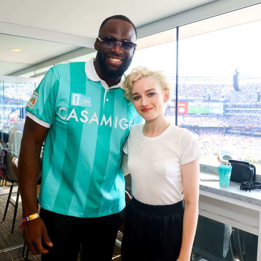 Bei der FIFA-WM-Suite in East Rutherford: Draymond Green und Julia Garner bei "Rivals at the Game, Casamigos at the Bar"