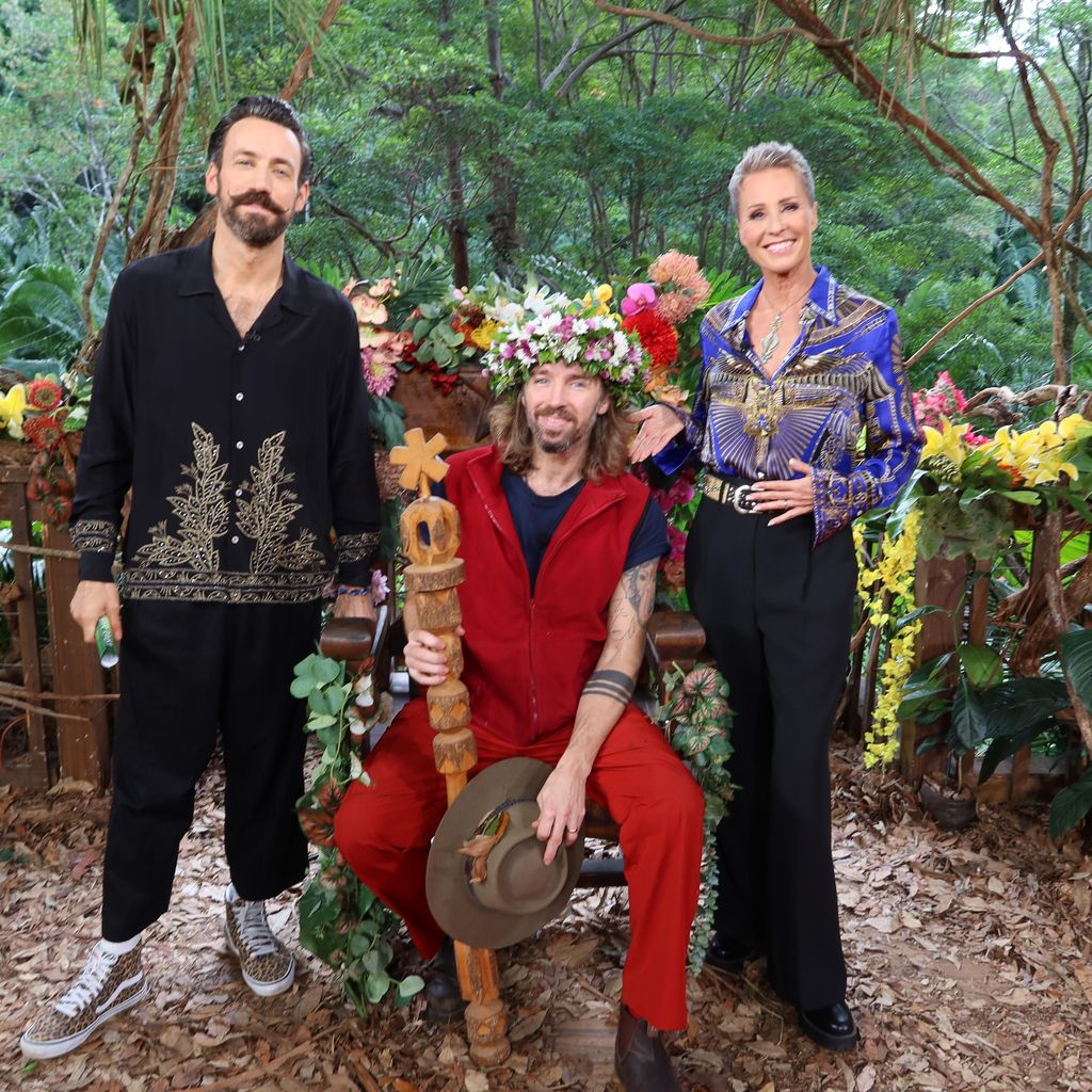 Dschungelkönig Gil mit den Moderatoren Jan Köppen und Sonja Zietlow