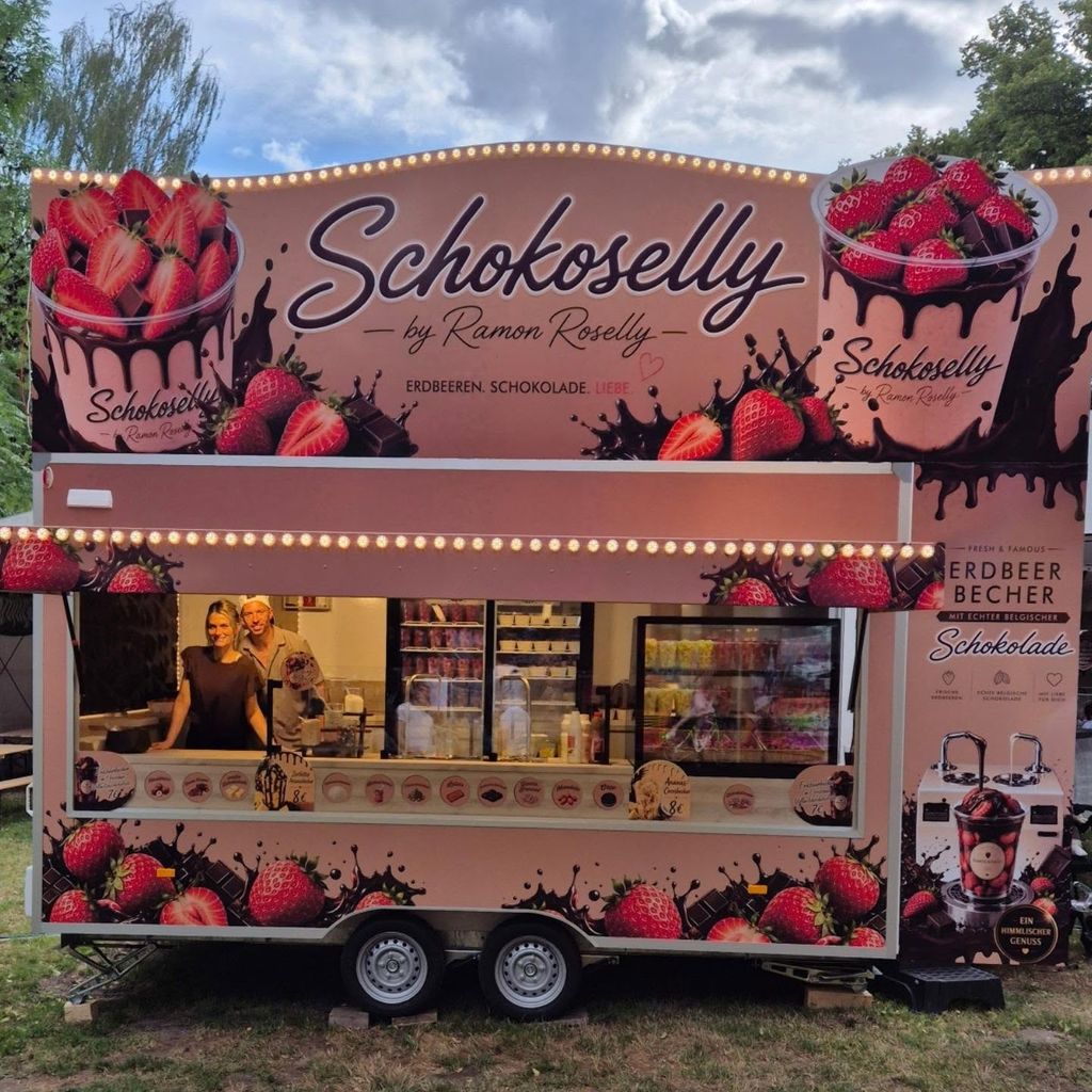 DSDS-Gewinner Ramon Roselly mit Partnerin Lorena Hein verkaufen Schokoerdbeeren aus ihrem pinken Foodtruck.