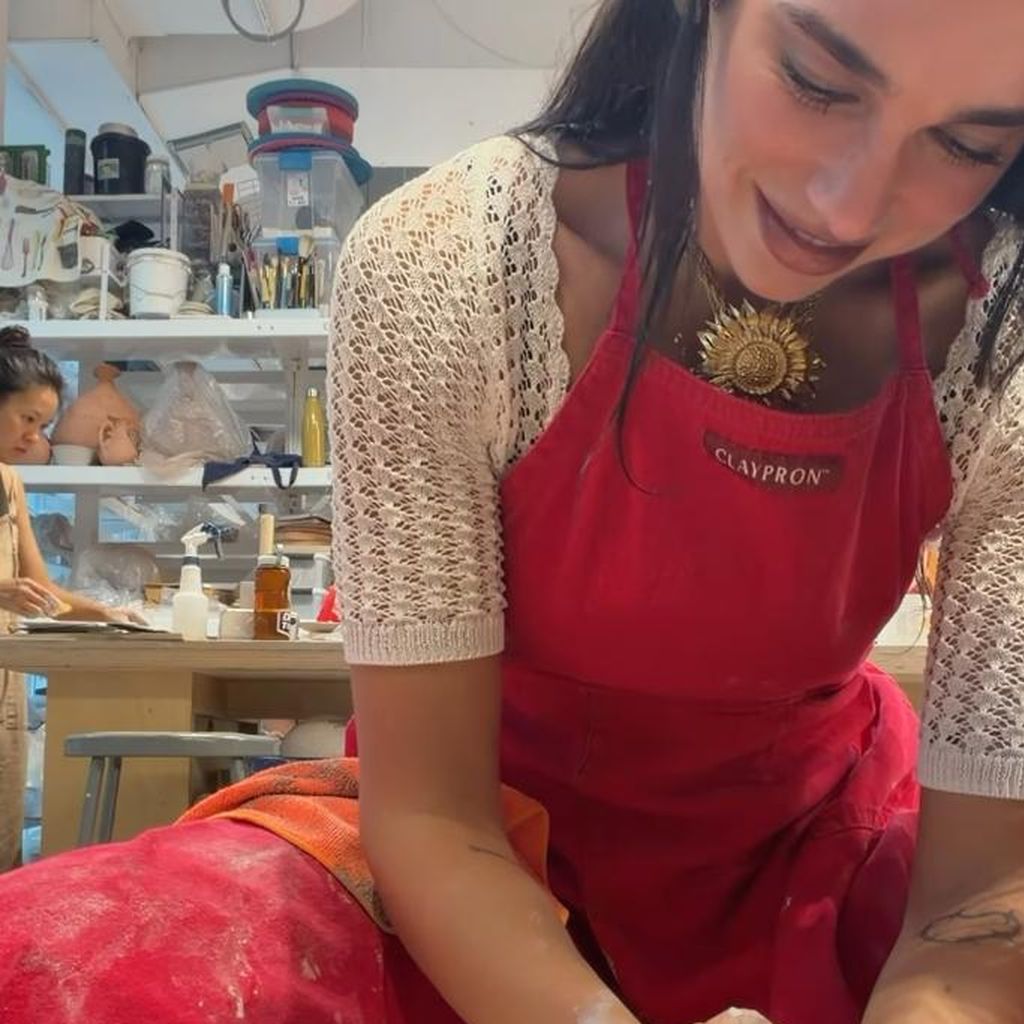 Dua Lipa, Hobby-Töpferin