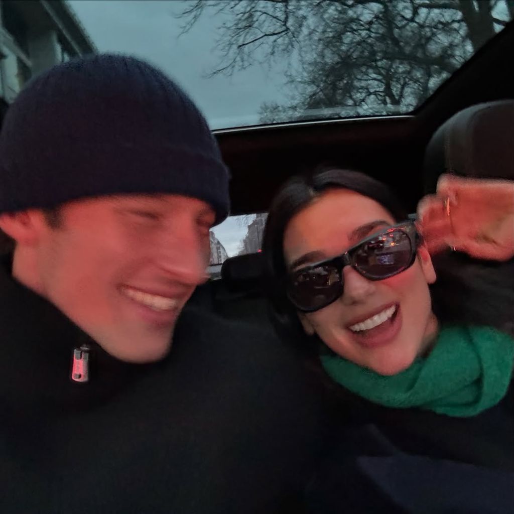 Dua Lipa teilt auf Instagram ein Selfie mit Callum Turner