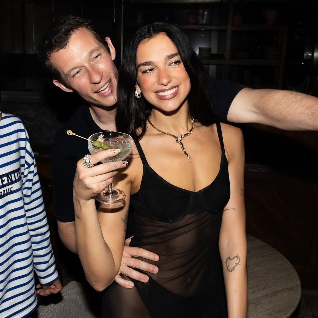 Dua Lipa und Callum Turner posieren auf der Afterparty in London