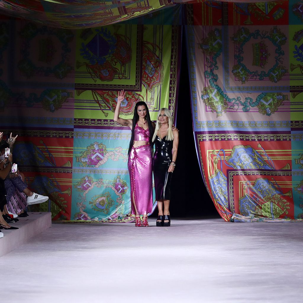 Dua Lipa und Donatella Versace bei der Fashion Show des Labels Versace