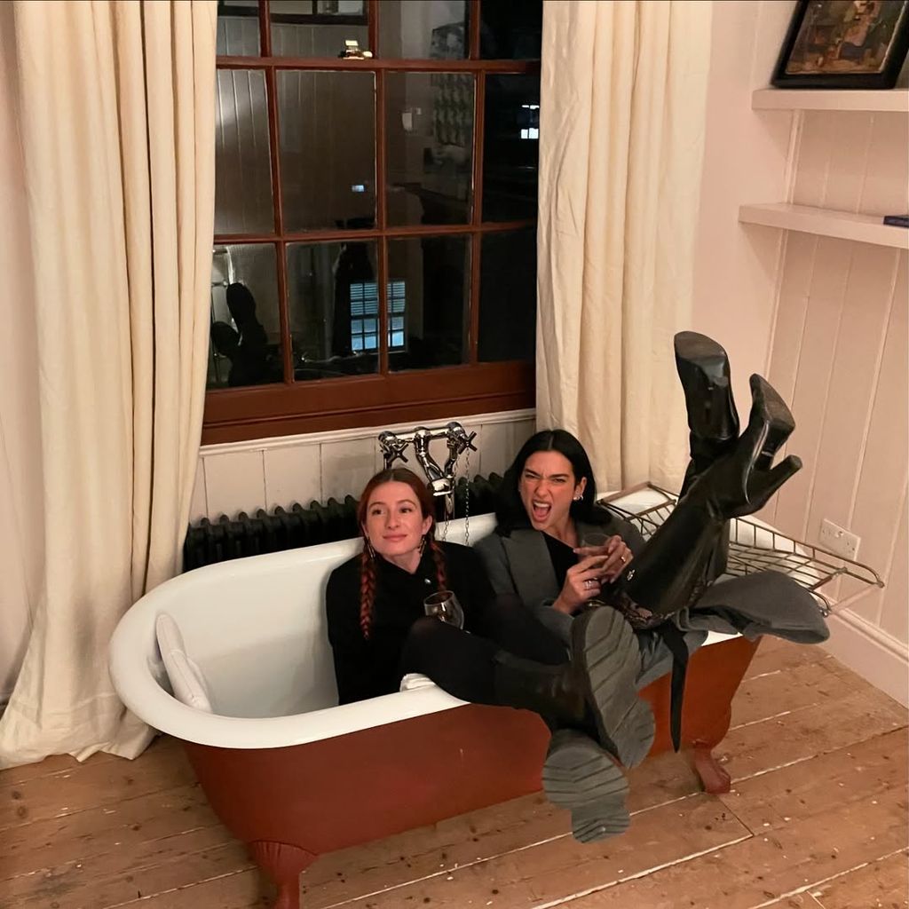 Dua Lipa teilt ein Bild mit einer Freundin in der Badewanne