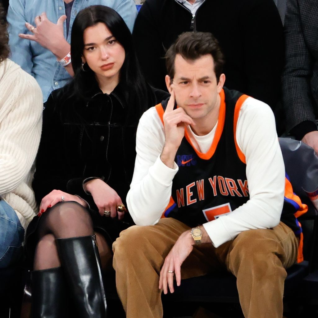 Dua Lipa und Mark Ronson bei einem Basketballspiel