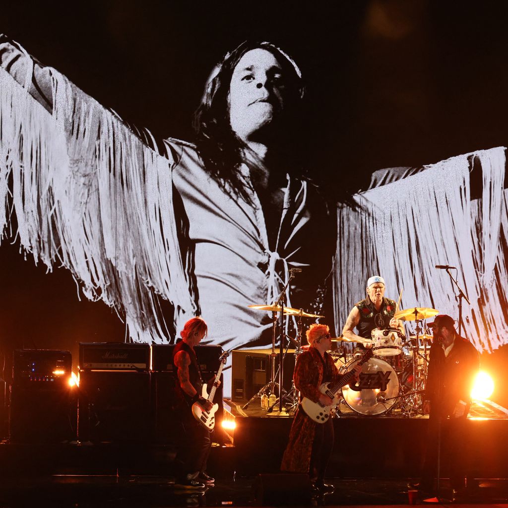Duff McKagan, Andrew Watt, Chad Smith, Post Malone und Slash ehren Ozzy Osbourne bei den Grammy Awards in Los Angeles