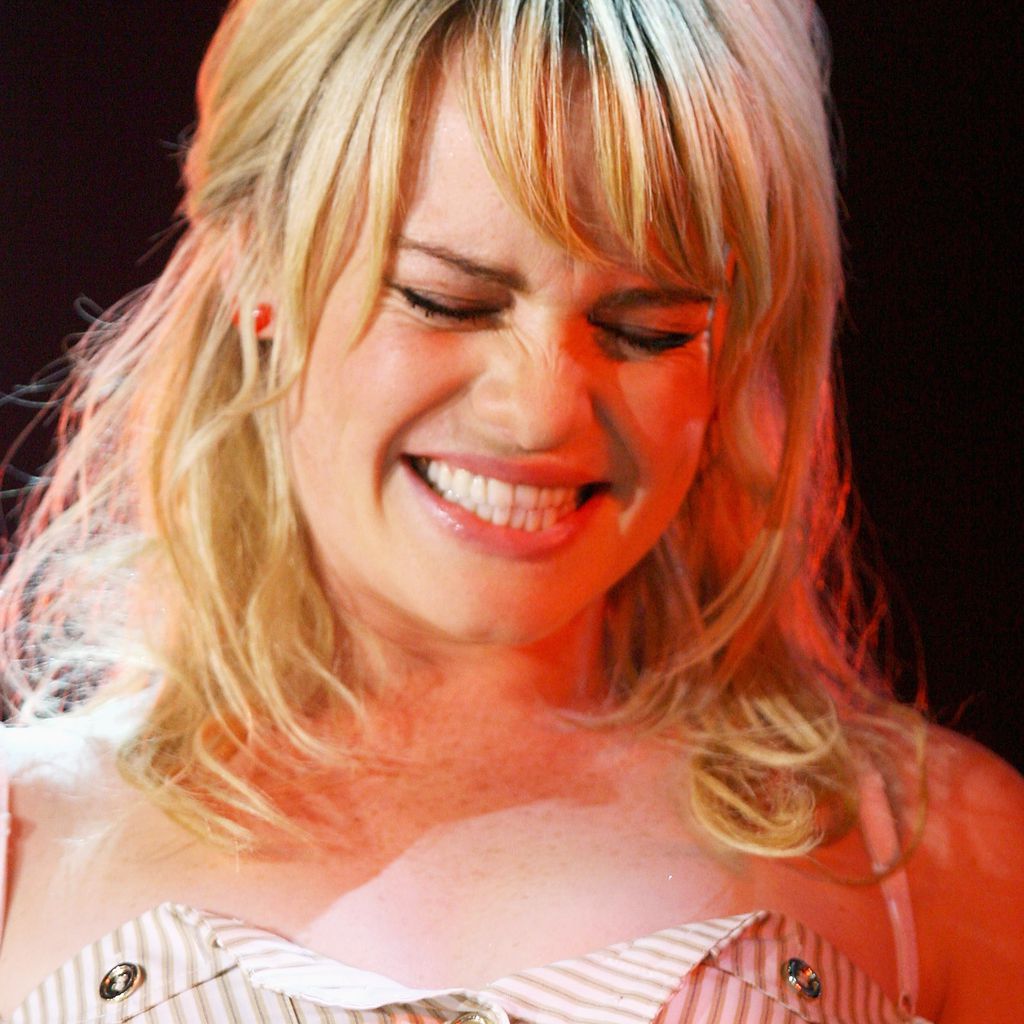 Duffy singt auf einem Konzert in Maidstone im Mai 2008