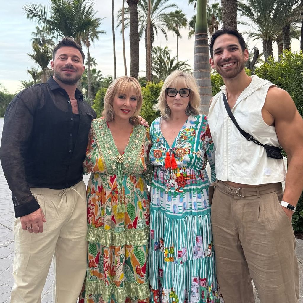 Duncan James (links) mit seiner Mutter im Arm und Freund Alexander (rechts), November 2025