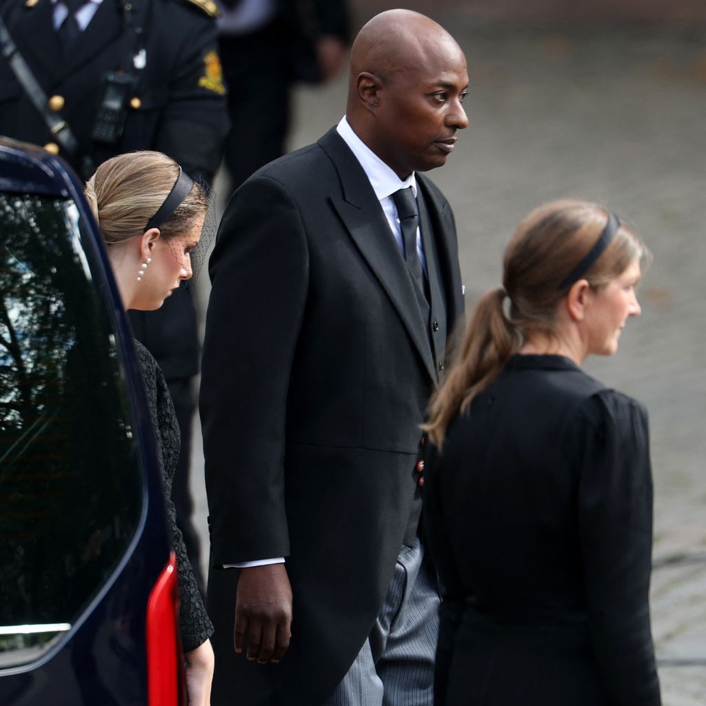 Durek Verrett und die Töchter von Prinzessin Märtha Louise treffen an der Osloer Domkirche zur Ankunft des Sarges von König Harald V ein