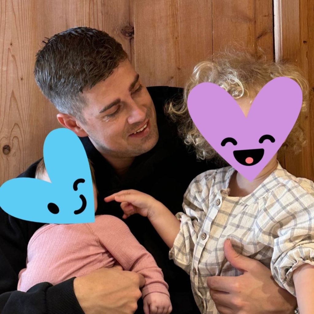 Dustin Schöne mit seinen zwei Töchtern im Februar 2023