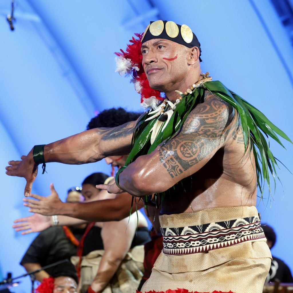 Dwayne Johnson performt einen polynesischen Tanz