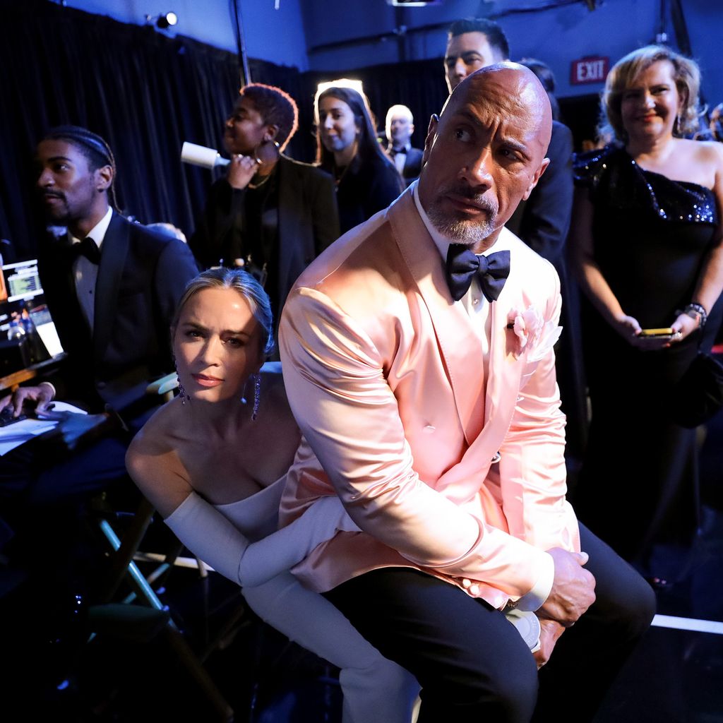 Dwayne Johnson sitzt auf Emily Blunt