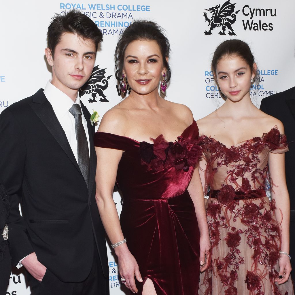 Dylan Michael Douglas, Catherine Zeta-Jones und Carys Zeta Douglas im März 2019 in New York