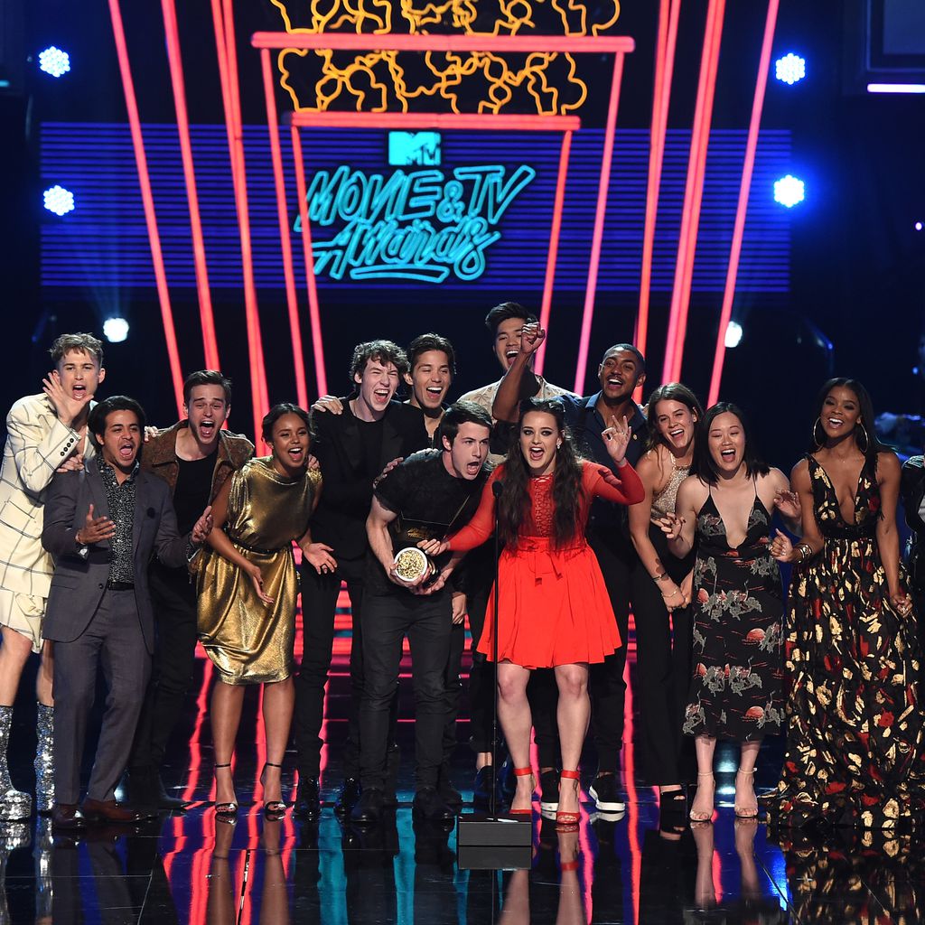 Dylan Minnette und Katherine Langford mit dem Cast von von "Tote Mädchen lügen nicht"