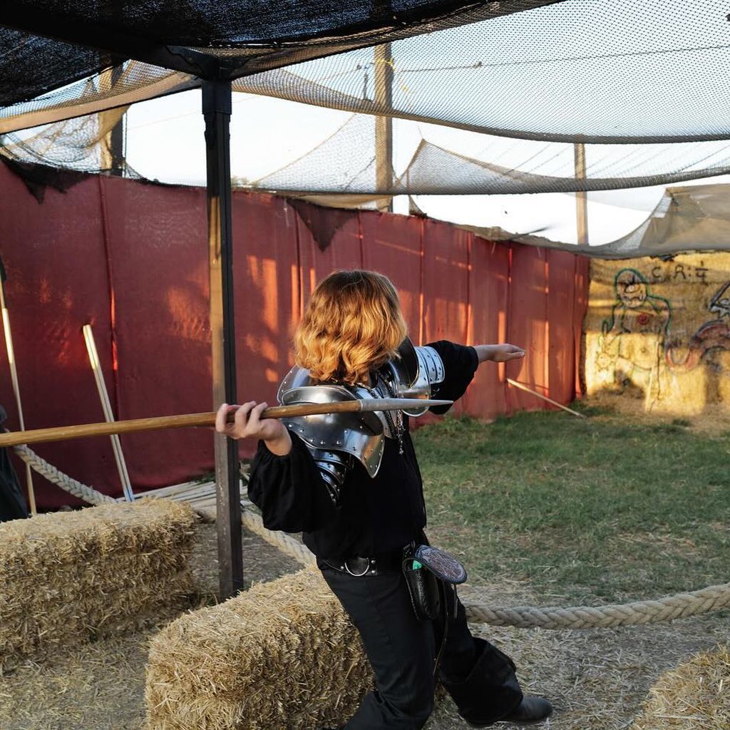 Dylan Sprouse auf dem Renaissance Pleasure Faire 2024