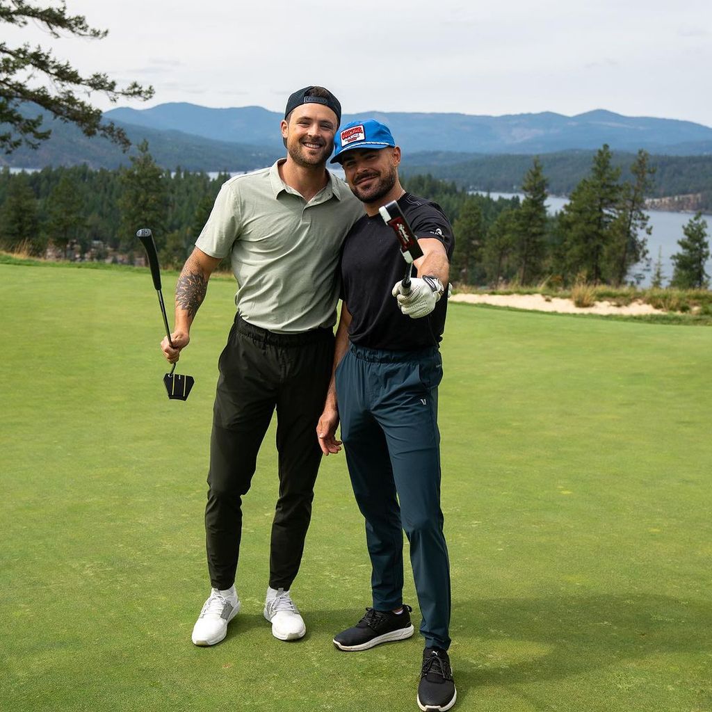 Dylan und Zac Efron auf dem Golfplatz