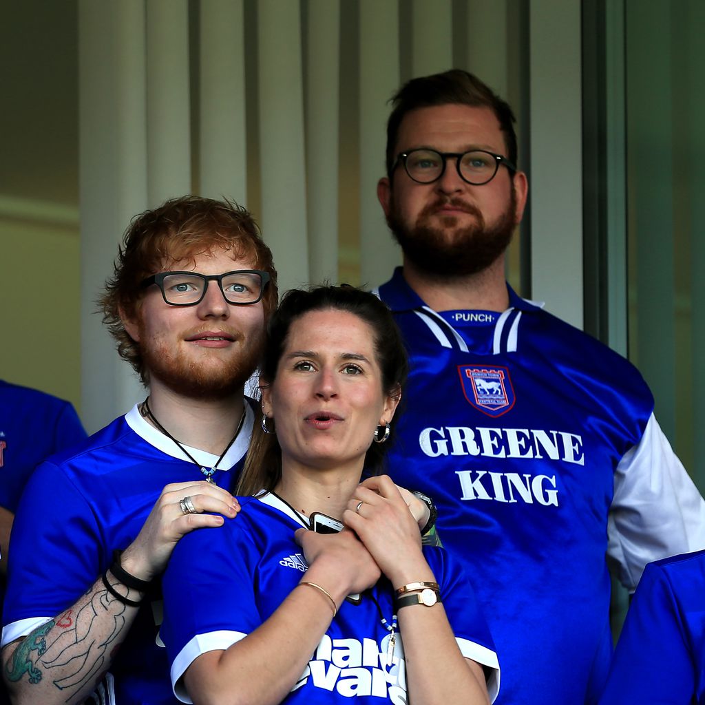 Ed Sheeran mit seiner Frau Cherry Seaborn bei einem Spiel von Ipswich Town