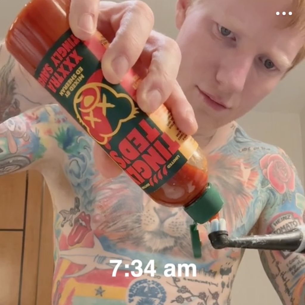 Ed Sheeran putzt sich mit Hot Sauce die Zähne