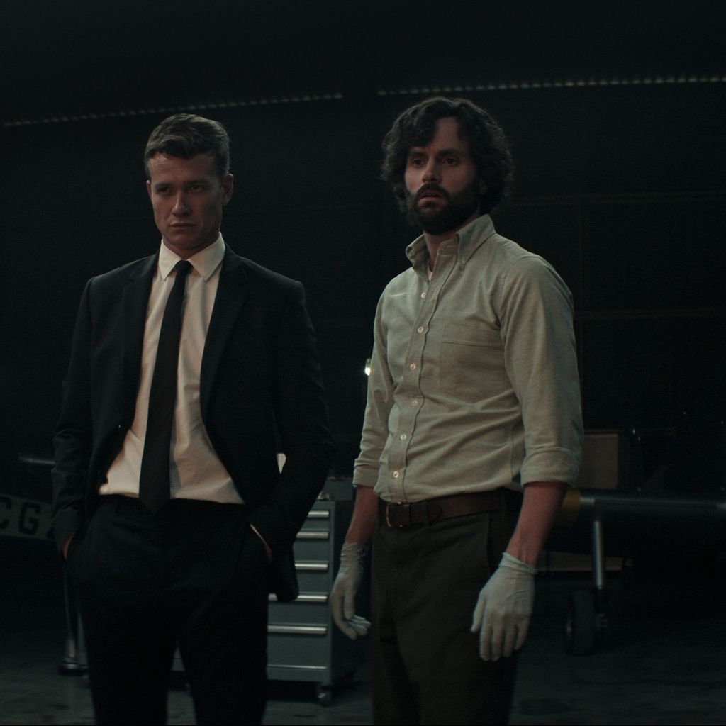 Ed Speleers und Penn Badgley in "You"