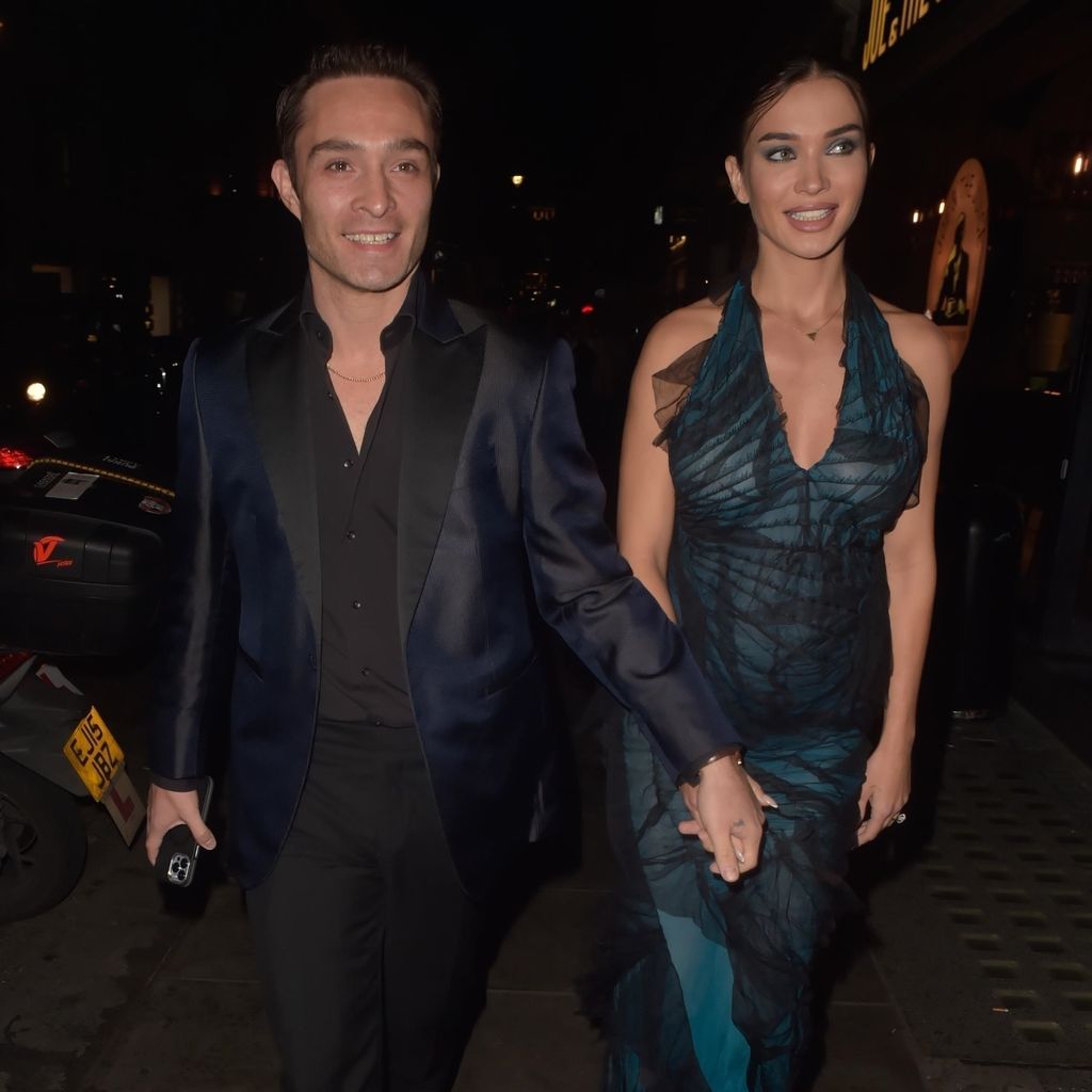 Ed Westwick und Amy Jackson auf der Fashion Week in London 2024