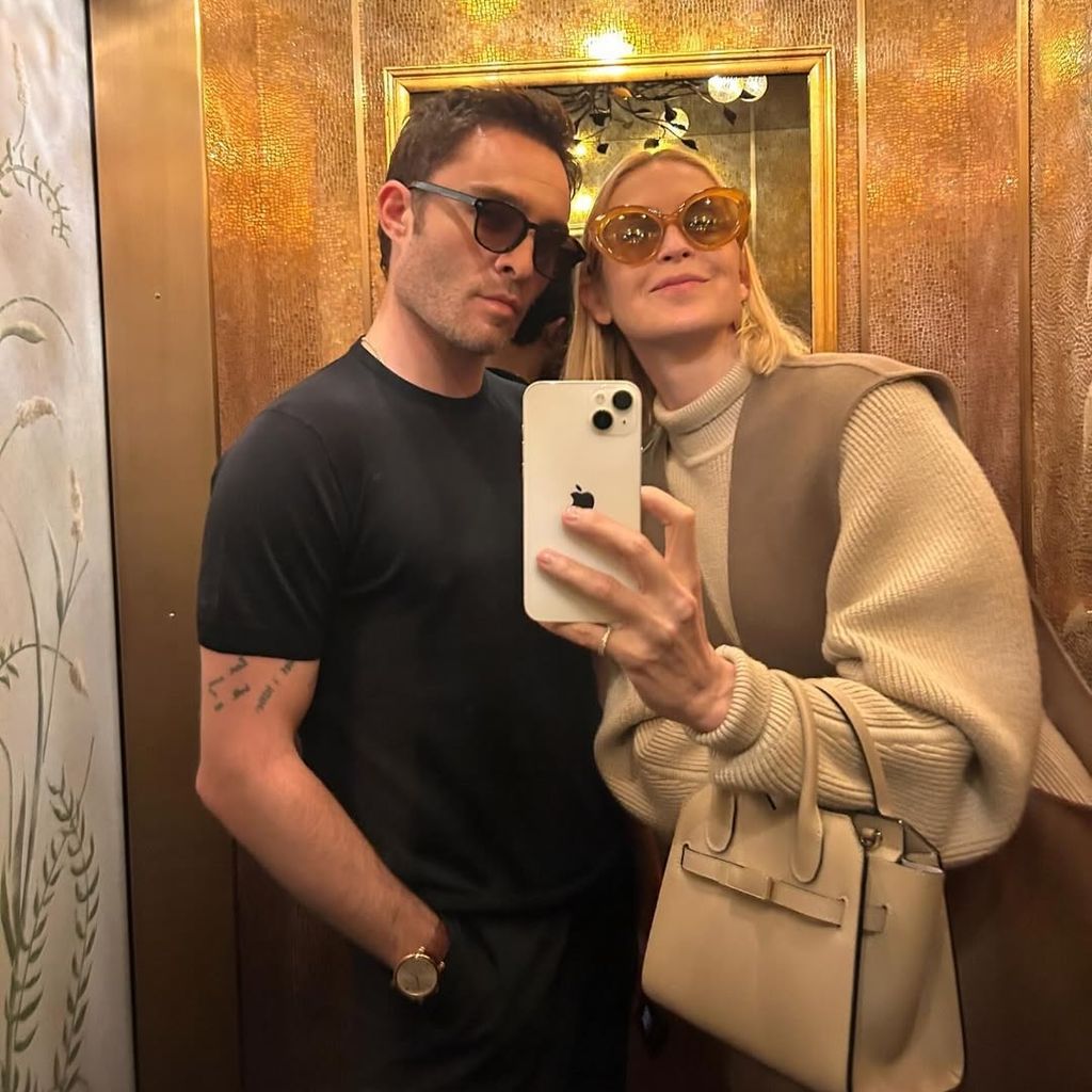 Ed Westwick und Kelly Rutherford im Aufzug