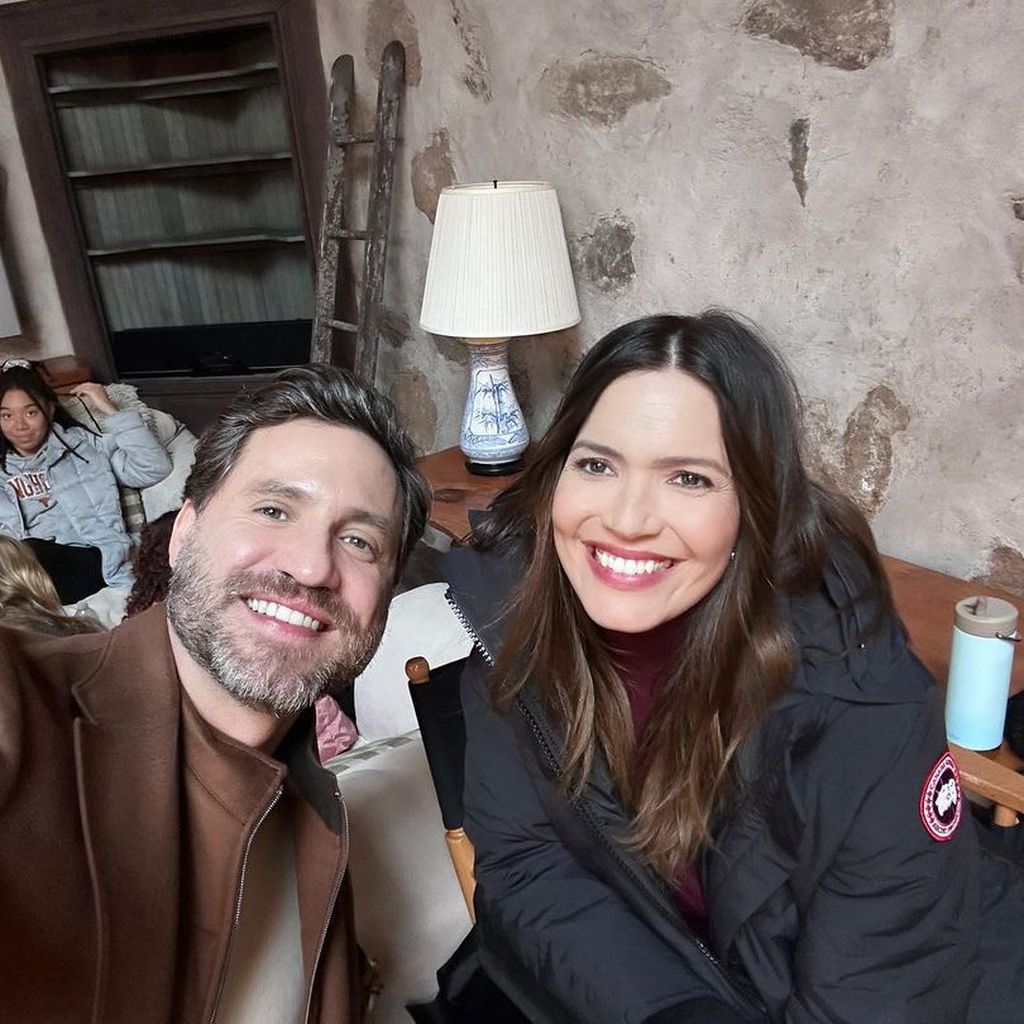 Édgar Ramírez und Mandy Moore am Set von "Dr. Death"