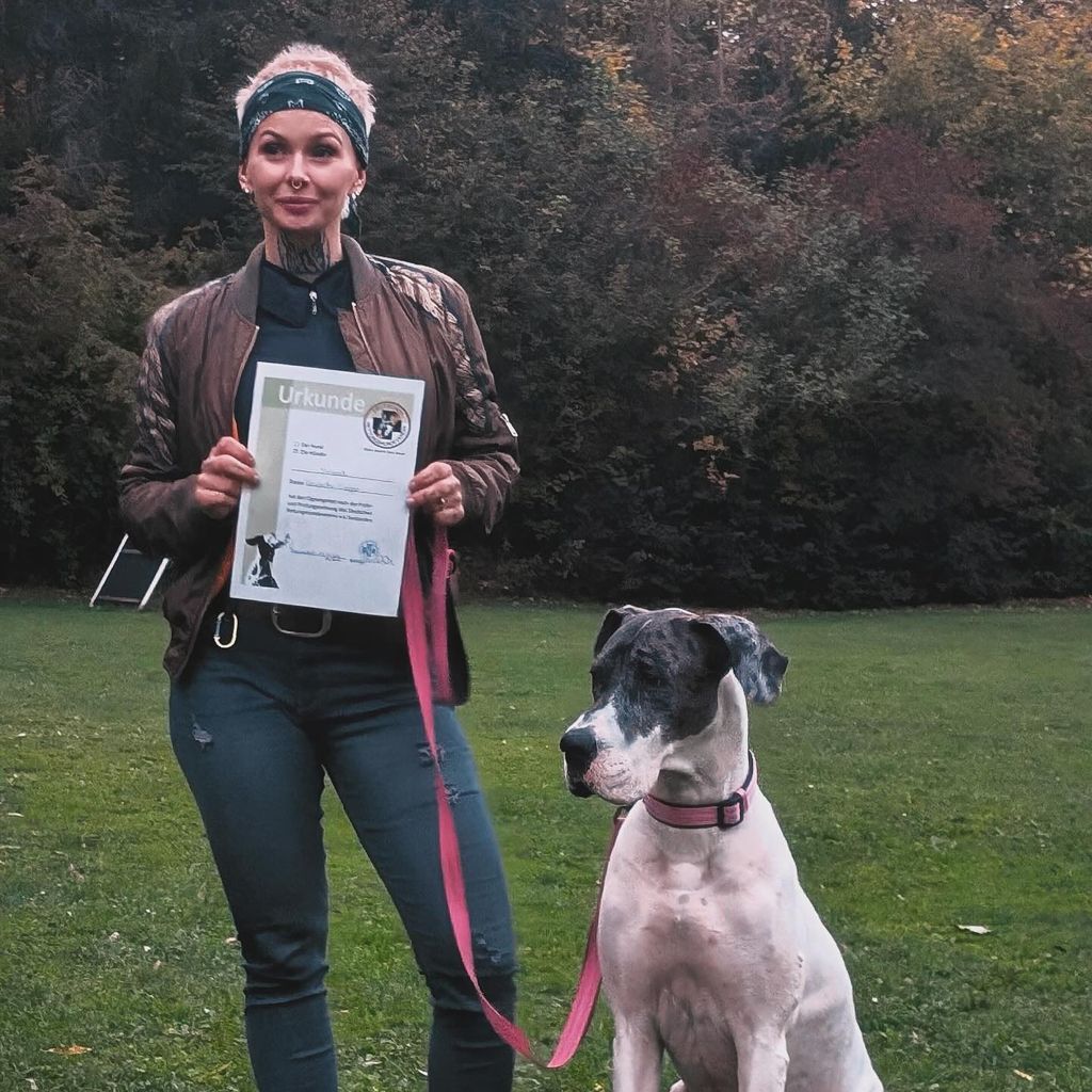 Edith Stehfest mit ihrem Hund Yolandi, Oktober 2024