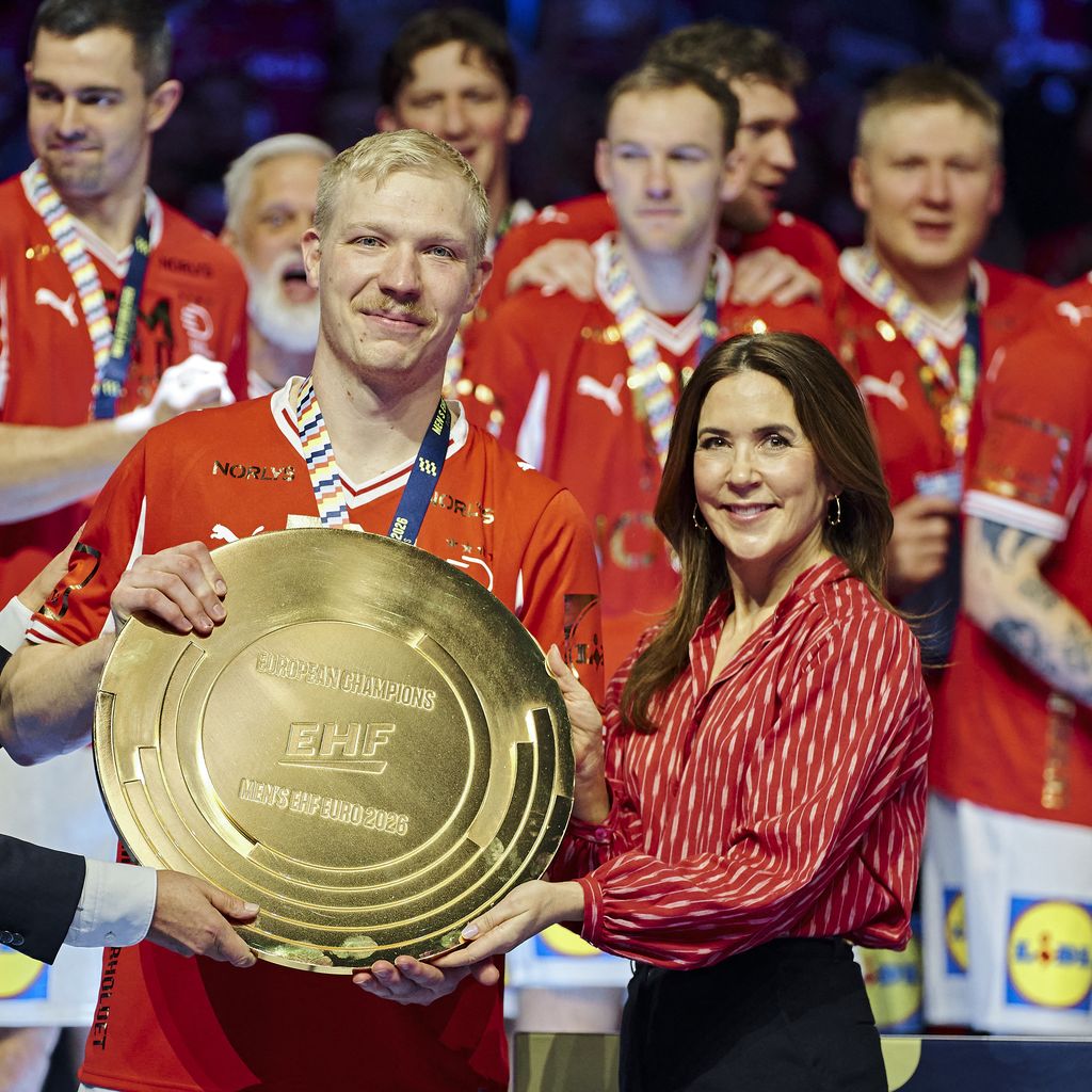 Michael Wiederer und Königin Mary gratulieren Magnus Saugstrup zum EHF-EM-Titel 2026 in Herning