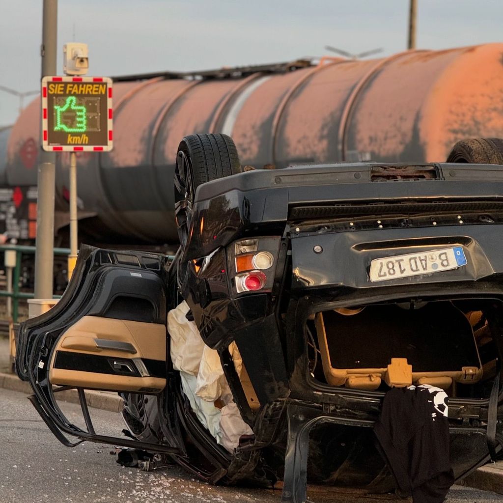 Ein auf dem Dach liegendes Auto nach deinem schweren Zusammenstoß