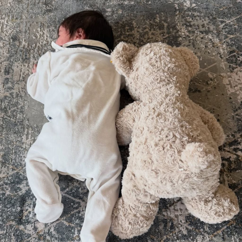 Die kleine Tessa kuschelt mit einem Teddybären