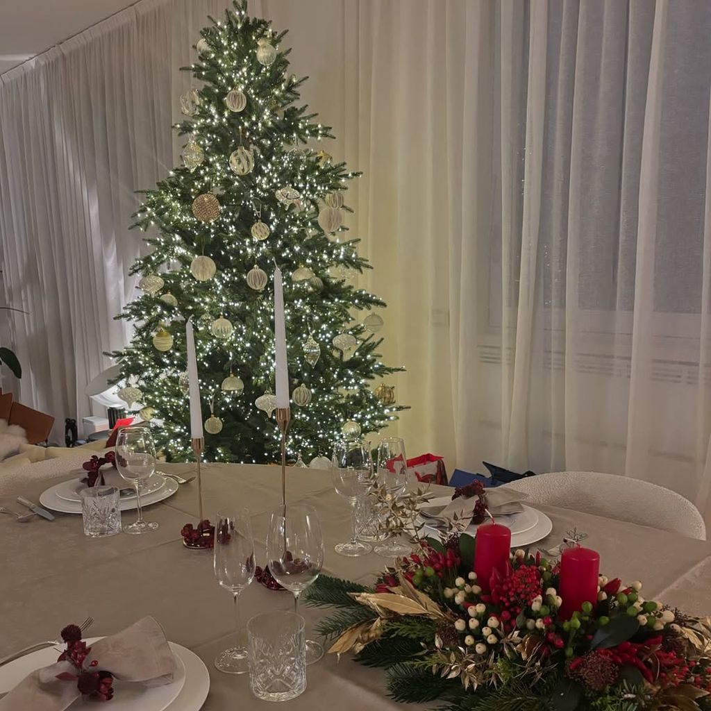 Boris Becker postet auf Instagram die festlich geschmückte Tafel und den Weihnachtsbaum.