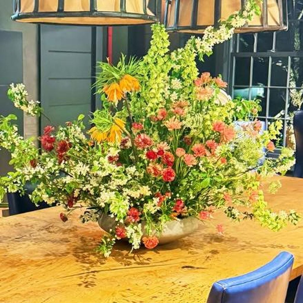 Gigi Hadid zeigt den Blumenstrauß, den sie von Bradley Cooper bekommen hat