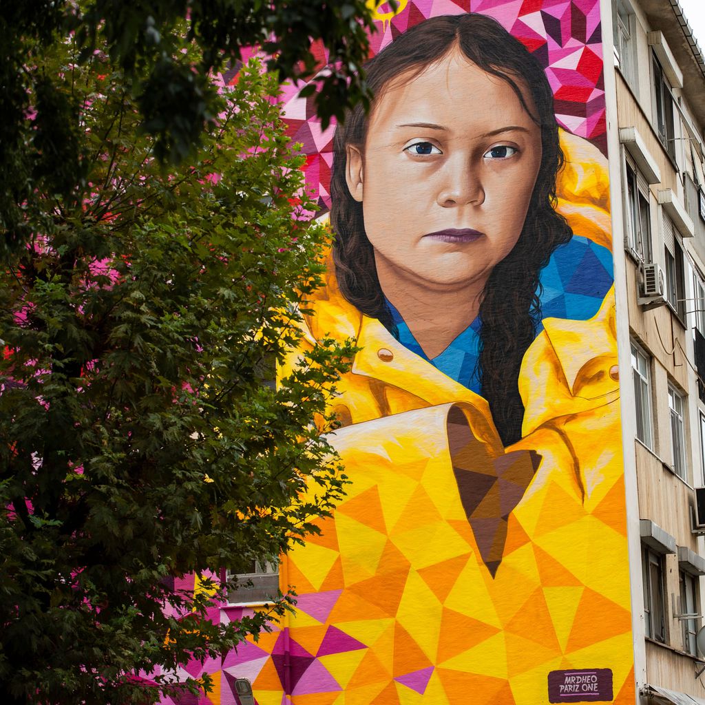 Ein buntes Porträt von Gerta Thunberg an einer Hausfassade in Instanbul