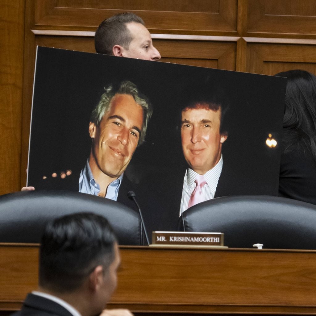 Ein Foto von Donald Trump und Jeffrey Epstein wird von einem Abgeordneten gezeigt