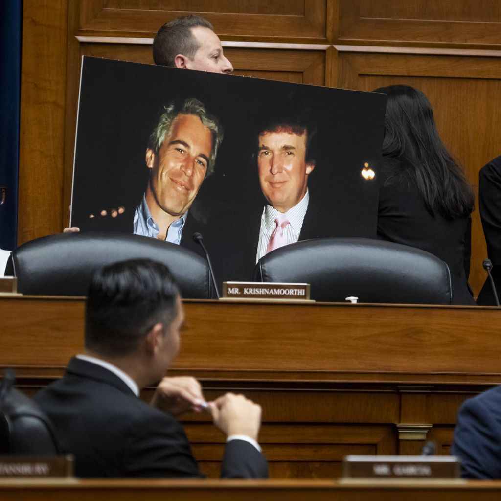 Ein Foto von Donald Trump und Jeffrey Epstein wird von einem Abgeordneten gezeigt