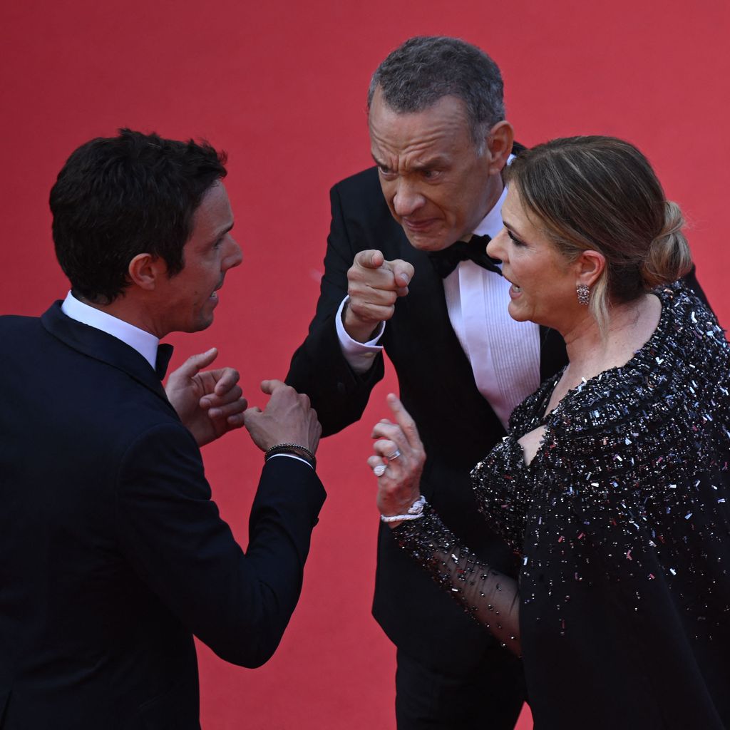 Ein Mitarbeiter der Filmfestspiele von Cannes, Tom Hanks und seine Frau auf dem roten Teppich