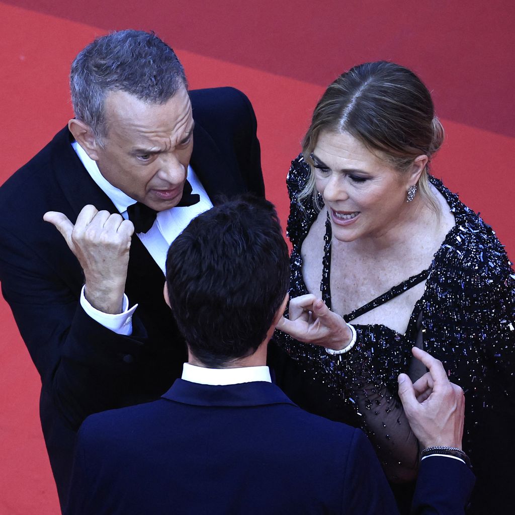 Ein Mitarbeiter der Filmfestspiele von Cannes, Tom Hanks und seine Frau auf dem Red Carpet