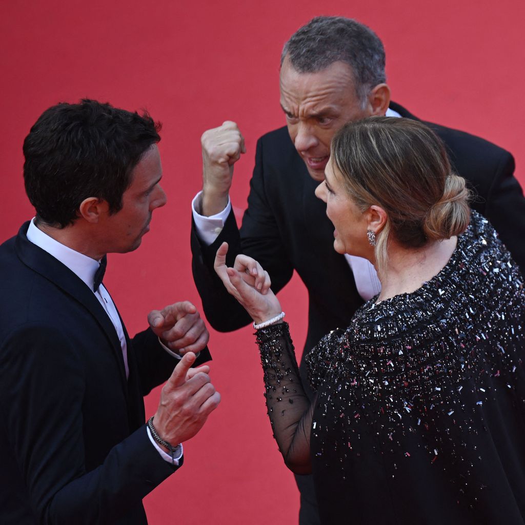 Ein Mitarbeiter der Filmfestspiele von Cannes, Tom Hanks und seine Frau im Mai 2023