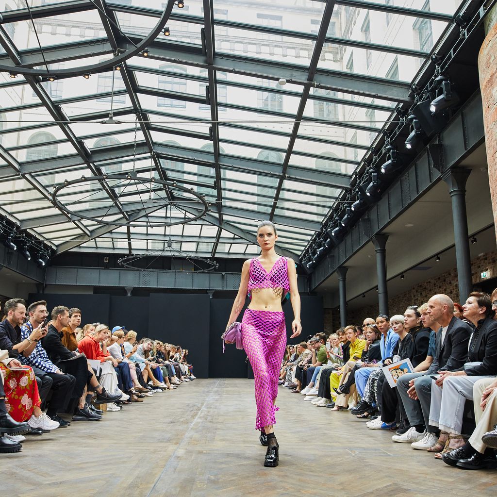 Ein Model auf der Fashionshow von Kilian Kerner in Berlin